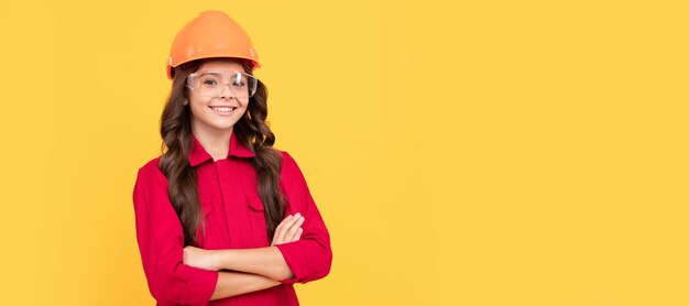 Sendo óculos de segurança bem-sucedidos para reparar o dia do trabalho, criança sorridente em óculos de proteção Construtor de crianças em design de cartaz horizontal de capacete Espaço de cópia de cabeçalho de banner