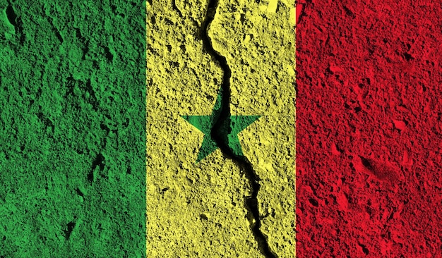 Senegal-Flagge mit Riss durch das geteilte Konzept des Landes