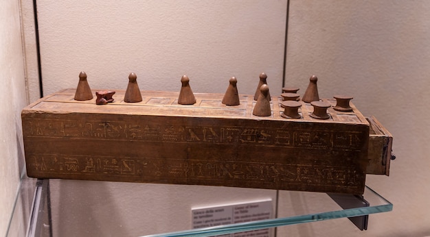 Senet es uno de los juegos de mesa más antiguos que se conocen, 3.500 aC Este es el padre del juego de ajedrez.