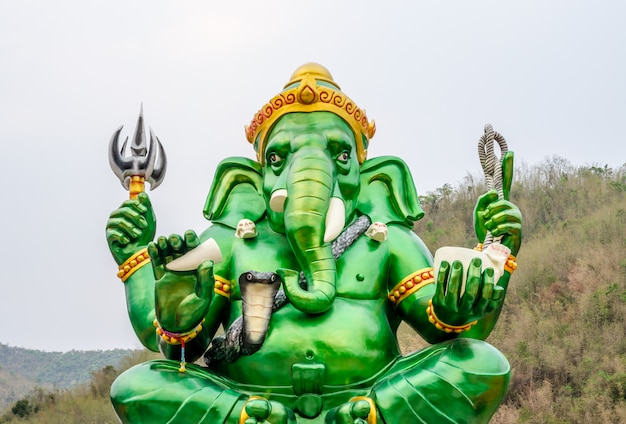 Senhor ganesh verde no templo hindu