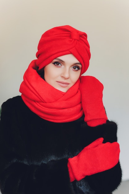 Senhora árabe usando gorro de lã