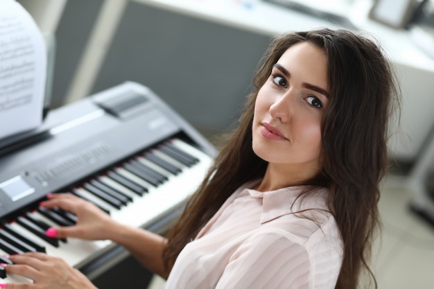 Senhora atraente tocando piano