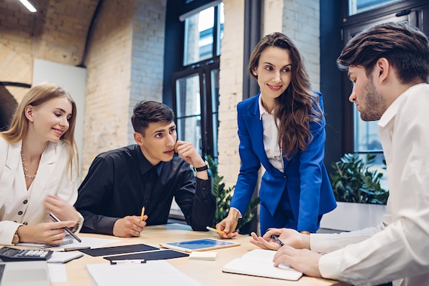 Senhora chefe ouve seus colegas de trabalho