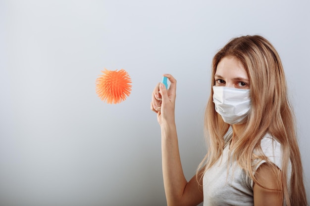 Senhora com medo de beleza está pulverizando spray de álcool contra infecção por coronavírus limpando coronavírus e covid 19