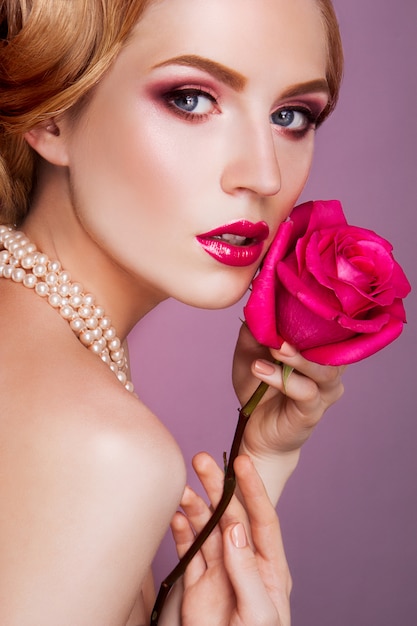 Foto senhora com rosa rosa.