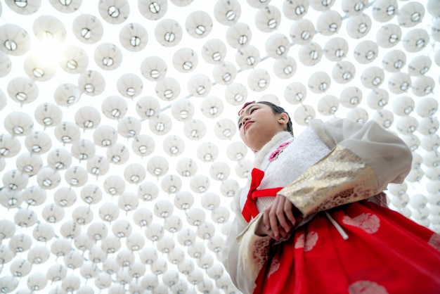 Senhora coreana no vestido hanbok no estádio das lanternas