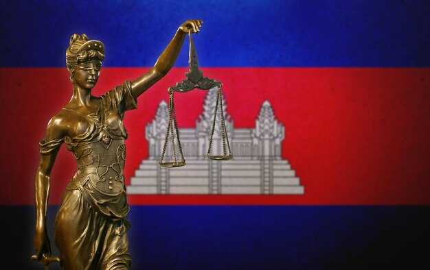 Senhora da Justiça contra uma bandeira cambojana