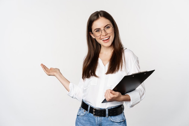 Senhora de escritório de mulher morena sorridente mostrando caminho apontando para trás demonstrando smth perto dela na cópia s...