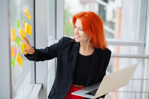 Senhora de negócios linda trabalhando com laptop no escritório.