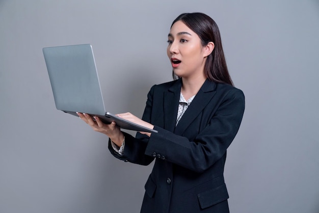 Senhora do escritório faz gesto de mão para anúncios com laptop Jubilant