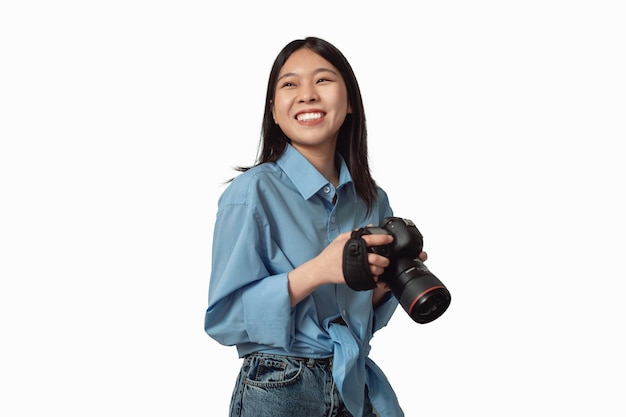 Senhora do fotógrafo japonês posando segurando a câmera fotográfica sobre fundo branco