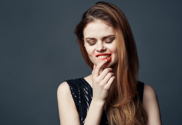 Senhora encantadora de vestido preto e retrato de maquiagem de noite de olhos fechados