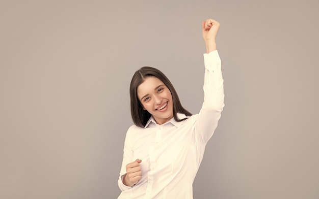 Senhora formal feminina confiante chefe senhora de negócios feliz em camisa branca