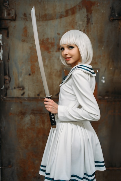 senhora loira estilo anime com espada