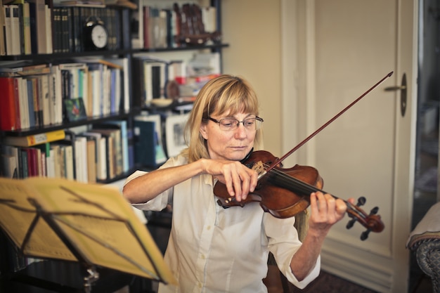 Senhora madura com violino