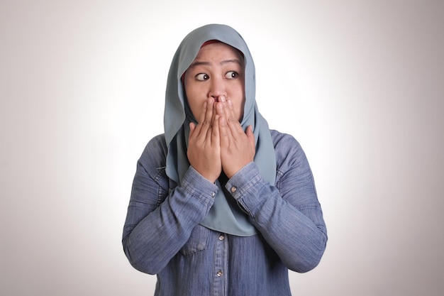 Senhora muçulmana chocada e fechando a boca