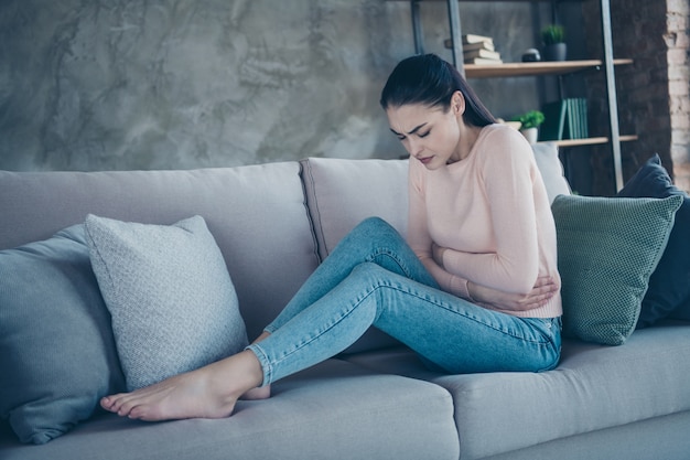 senhora no período menstrual em casa