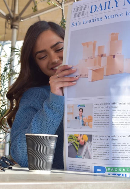 Foto senhora olhando para a xícara de café lendo jornal