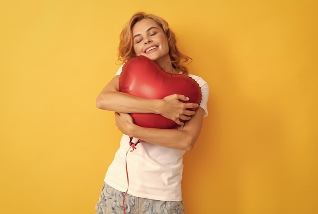 Foto senhora ruiva feliz segura presente romântico de caridade e doação de balão de festa
