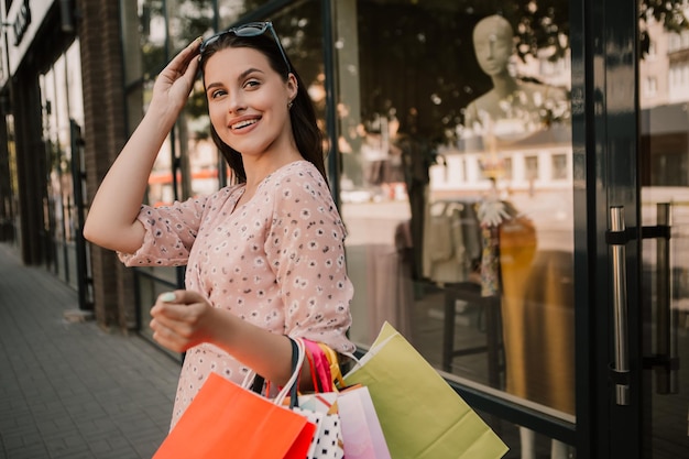 Senhora segura muitos sacos depois de fazer compras