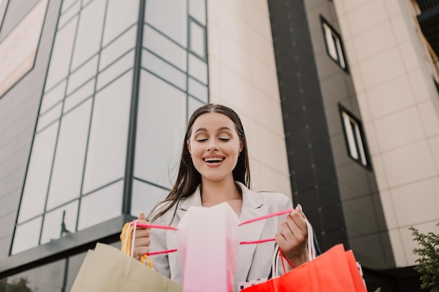 Foto senhora segura muitos sacos depois de fazer compras