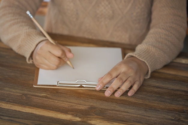 Senhora segurando caneta, é como um escritor de cartas. Ideia criativa de trabalho