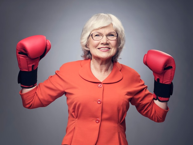 Senhora sênior em luvas de boxe