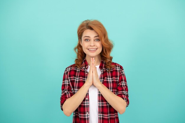 Senhora sonhadora com cabelo encaracolado. moda e beleza. tendência casual modelo feminino. olhar de retrato de jovem. mulher de cabelos vermelhos. mulher ruiva feliz na camisa quadriculada. expressar emoções positivas.