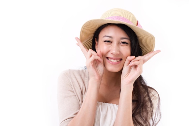 Senhora sorridente com gesto de mão de vitória feliz asiática