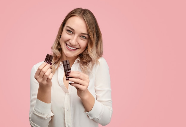 Foto senhora sorridente com pedaços de chocolate