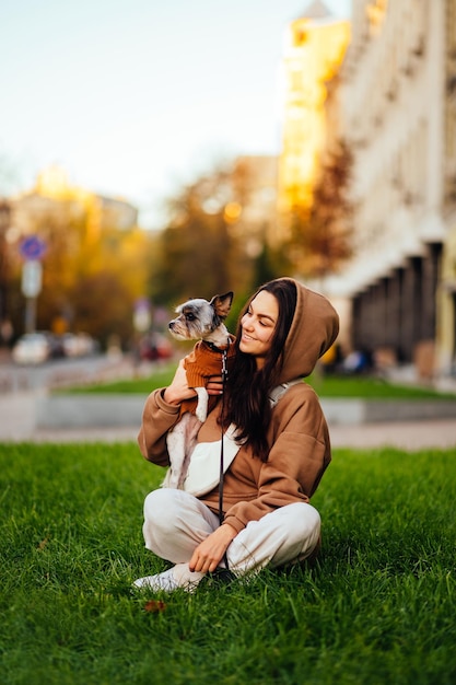 Senhora sorridente passa tempo com um cachorro