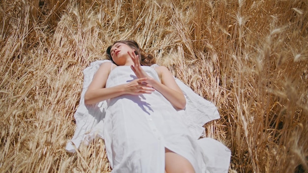 Senhora tranquila descansando luz do sol espikelets natureza mulher rural colocando campo de centeio