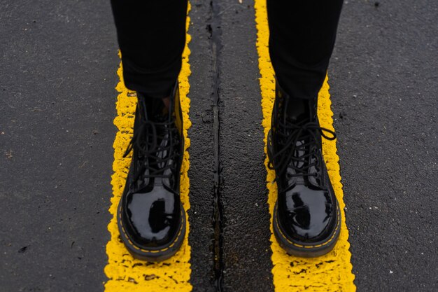 Senhoras moda sapatos de couro para o outono, primavera, pés de meninas em pé na estrada de asfalto