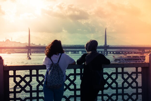 Senhoras na ponte Galata férias em Istambul