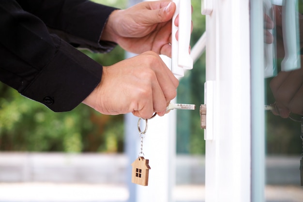 Senhorio desbloqueia a chave da casa para nova casa