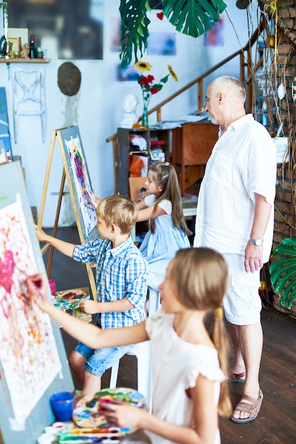 Senior Art Teacher Arbeiten mit Kindern