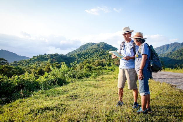 Senior Asian Couple Trekking, viajar, vivir una vida feliz en la jubilación Saludable