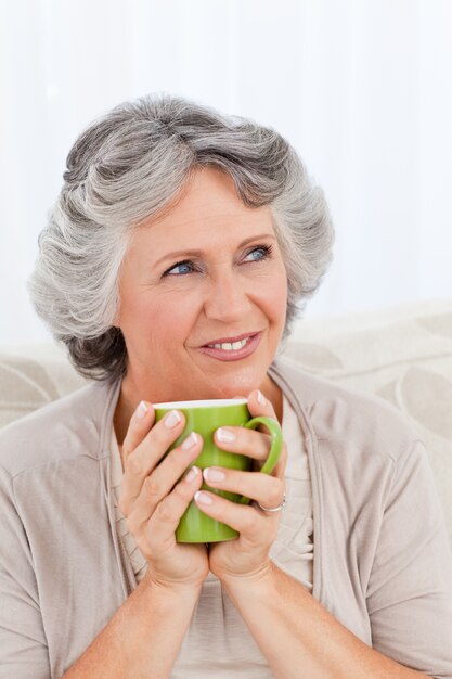 Senior bebiendo una taza de té