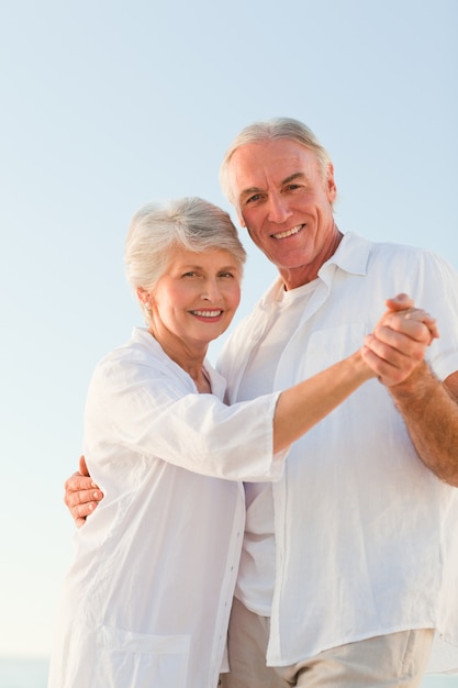 Senior couple dancing na praia