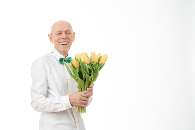 senior detém buquê de flores amarelas nas mãos