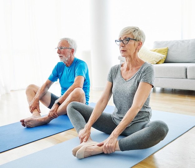 Senior ejercicio de estiramiento mujer formación estilo de vida deporte fitness hogar saludable gimnasio ejercicio fit hombre pareja equipo yoga meditación