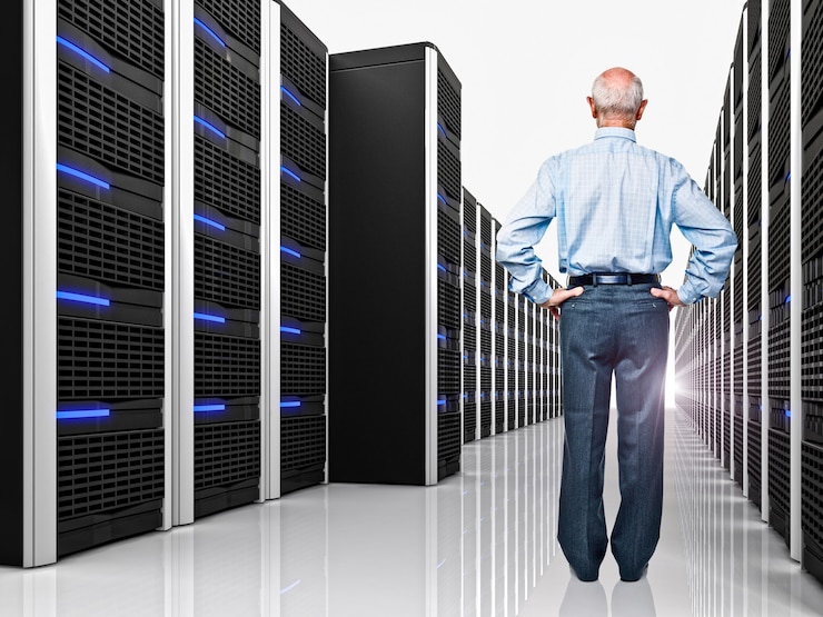 Foto sênior em datacenter com muitos servidores