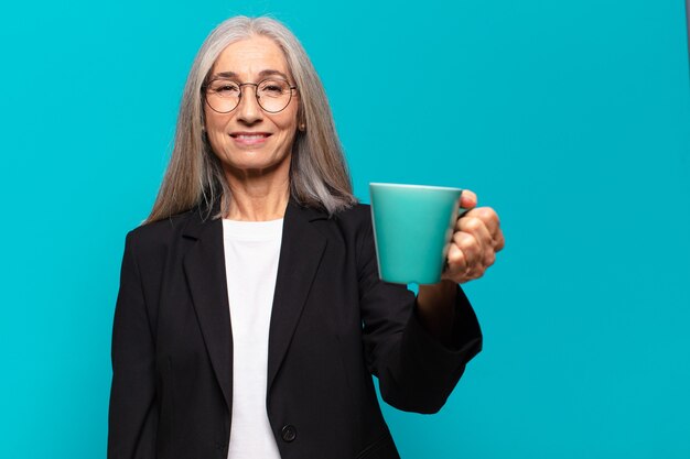 Senior empresaria bonita con una taza de café