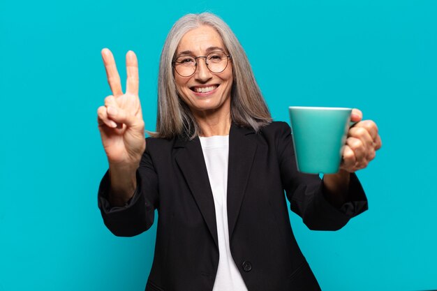 Senior empresaria bonita con una taza de café