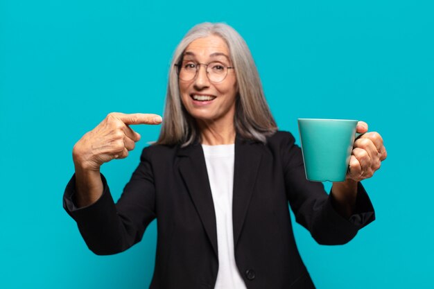 Senior empresaria bonita con una taza de café