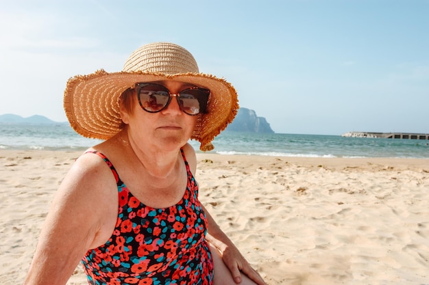 Sênior feliz na praia