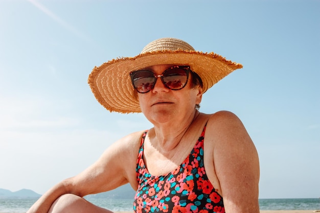 Senior feliz en la playa