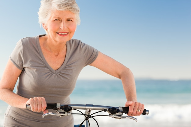 Senior Frau mit ihrem Fahrrad