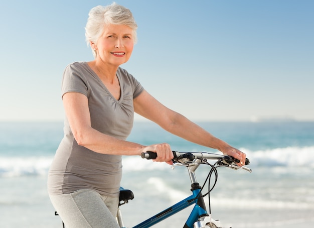 Senior Frau mit ihrem Fahrrad