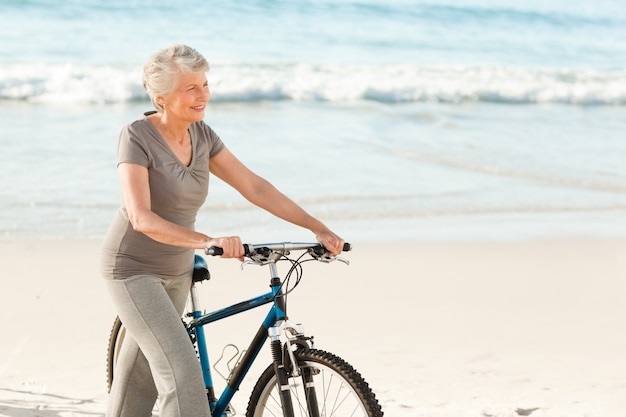 Senior Frau mit ihrem Fahrrad